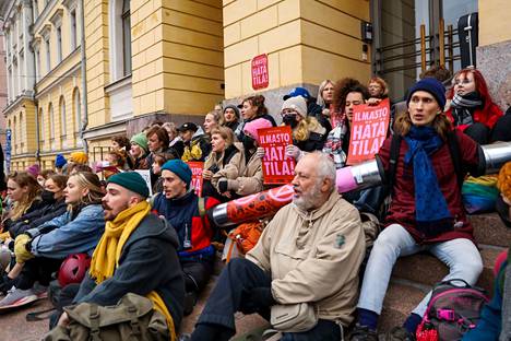 Valtaosa suomalaisista suhtautuu pessimistisesti mahdollisuuksiin onnistua ilmastonmuutoksen torjunnassa. Elokapinan mielenosoittajat vaativat kiireellisiä ilmastotoimia Valtioneuvoston linnan edustalla 9. lokakuuta.