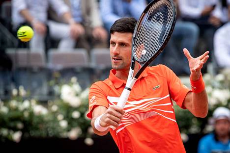 Tennispelaaja Novak Djokovicin viisumi Australiaan hylättiin. Kuvassa Djokovic Italian avoimissa vuonna 2019.