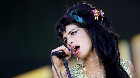 Elokuvat | Kymmenen vuotta sitten kuolleesta Amy Winehousesta tehdään uusi dokumentti – muistiaan menettävä äiti haluaa saada muistot talteen