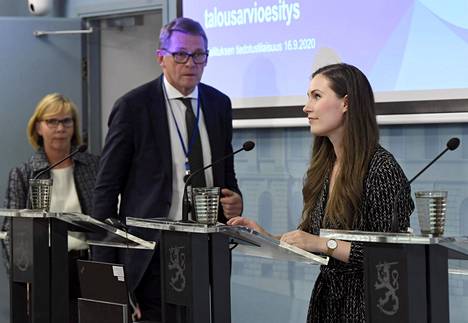 Oikeusministeri Anna-Maja Henriksson (r), valtiovarainministeri Matti Vanhanen (kesk) ja pääministeri Sanna Marin (sd) esittelivät hallituksen budjettilinjauksia keskiviikkona.