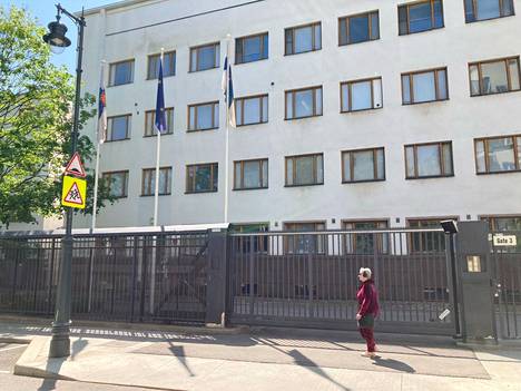 Kropotkinski pereulok -kadulla Moskovan keskustassa sijaitseva Suomen suurlähetystö näytti keskiviikkona yhtä rauhalliselta kuin aina ennenkin.