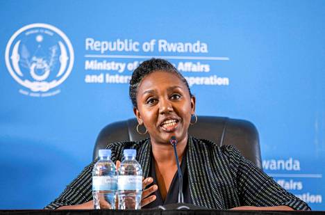 Ruandan hallituksen tiedottaja Yolande Makolo kommentoi tiistaina Britanniasta lennätettävien turvapaikanhakijoiden saapumista Kigalissa, Ruandassa.