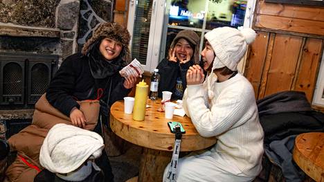 Hengitysmaskit ehtivät loppua Saariselän keskustasta: ”Tämä on hyvin pelottavaa”, japanilaisturistit sanovat