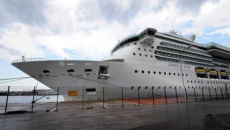 Royal Caribbean Cruises -varustamon risteilyalus Jewel of the Seas Hernesaaren laiturissa Helsingin Länsisatamassa.