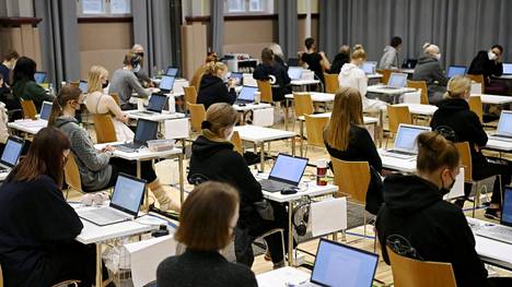Syksyn ylioppilaskirjoitukset alkoivat 13. syyskuuta. Kuva Ressun lukiosta Helsingistä.