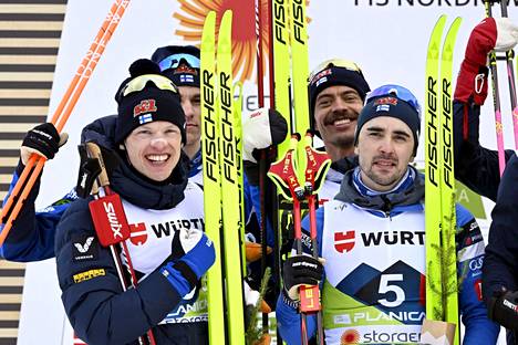 Suomen hopeaa voittanut viestijoukkue oli yhtä hymyä.