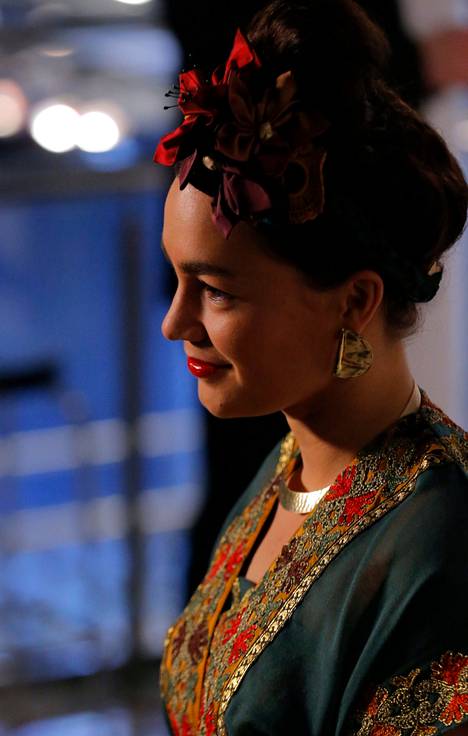 Vuoden lehtikuvaaja Meeri Koutaniemi näytti nuorelta Frida Kahlolta etnisyyttä huokuvassa juhlapuvussaan.