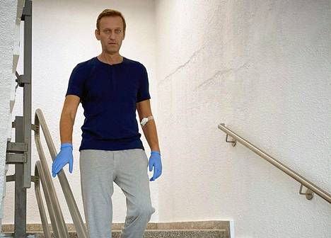 Myrkytyksestä toipuva Aleksei Navalnyi julkaisi syyskuun 19. päivänä Instagram-palvelussa kuvan itsestään kävelemässä portaita berliiniläisessä sairaalassa.