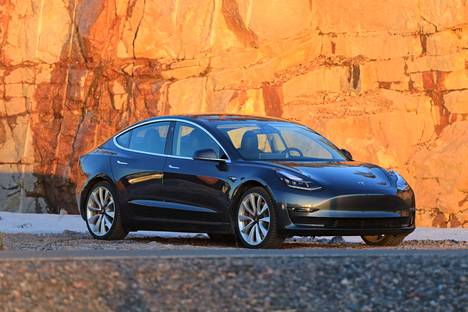Tesla joutui kutsumaan takaisin kymmeniätuhansia Tesla Model 3 Performance -autoja.