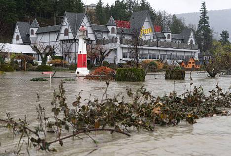 Kanadan Abbotsfordissa tulvan varaan joutui huvipuisto torstaina.