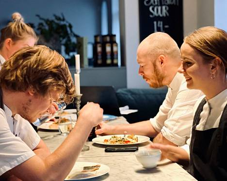 Henkilökunnan lounas nautitaan ennen ravintolan avautumista. Kuvassa Roni Kerttula, Thomas Beemster, Aura Vanhanen ja Ina Niiniketo. 