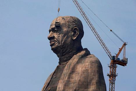 Yhtenäisyyden monumenttia eli Sardar Vallabhbhai Patelin patsasta rakennettiin Intian Gujaratin osavaltiossa nosturin avulla 18. lokakuuta.
