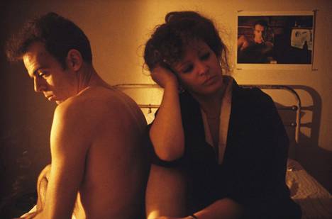 Nan Goldin: Brian and Nan in Kimono (1983), teoksesta The Ballad of Sexual Dependency (1981–2022). – Osa Goldinin diaesityksistä nähtiin Kiasman näyttelyssä Suomessa 2008, Moderna Museetissa niistä on esillä päivitetyt versiot.
