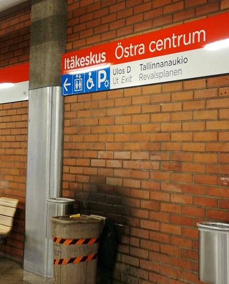 Katonrajasta valuu vettä tasaisena norona vanhaan roskikseen Itäkeskuksen metroasemalla.