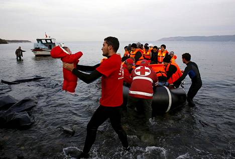 Punaisen ristin vapaaehtoinen nosti syyrialaisvauvan kumiveneestä Lesboksen saarella Kreikassa marraskuussa.