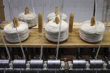 The carding is used to make fluff yarn, which is further processed into yarn by stretching it to a suitable yarn thickness and giving it a twist.