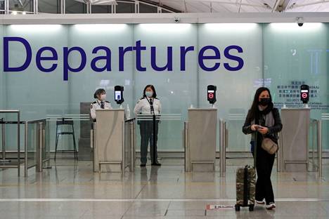 Uutistoimistojen mukaan muun muassa Yhdysvallat, Italia, Britannia, Kanada, Japani, Australia, Ranska, Intia, Taiwan, Marokko ja Israel ovat kertoneet vaativansa Kiinasta matkustavilta tulosta negatiivisesta koronatestistä. Kuva Hongkongin lentokentältä 2. tammikuulta.