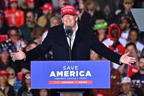 Yhdysvaltain entinen presidentti Donald Trump puhui kannattajilleen tammikuun puolivälissä Florencessa Arizonassa.