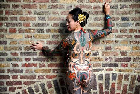 Nainen esitteli tatuointejaan Lontoon tatuointi-tapahtumassa viikonloppuna.