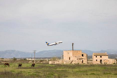 Lentokone nousi Palma de Mallorcan lentokentältä maaliskuussa.