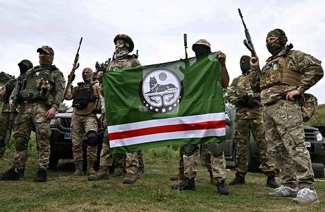 Vapaaehtoiset joukot pitelevät Tšetšenian itsenäisyyden ajan lippua Ukrainassa.