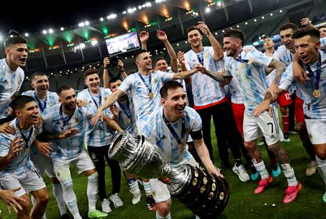 Argentiina juhli Etelä-Amerikan mestaruusturnauksen voittoa. Mestaruus on Lionel Messille (edessä) ensimmäinen. 