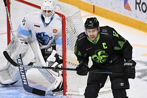 Dinamon maalivahti Alexei Kosolovin kulmalla kärkkyi Jokereiden kapteeni Marko Anttila, joka pelasi keskiviikkona 300. runkosarjaottelunsa jokeripaidassa.