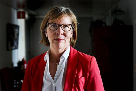 Oikeusministeri Anna-Maja Henriksson (r).