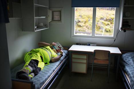 Yli kymmenen kertaa vankilatuomion saanut Tommi jakaa huoneensa toisen vangin kanssa Suomenlinnan avovankilassa. Hän selailee Jo Nesbøn Verta lumella -rikosromaania, joka kuuluu hänen huonekaverilleen.