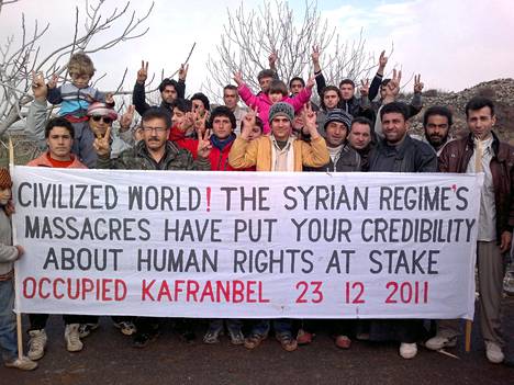 Syyrialaiset protestoivat presidentti Bashar al-Assadia vastaan Kafranbelissä joulukuussa 2011.
