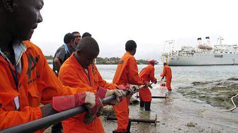 Kenian ja Lähi-idän välistä merenalaista tietoliikennekaapelia laskettiin paikoilleen Mombasan rannikolla vuonna 2009.