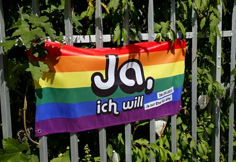 Sukupuolineutraalia avioliittolakia kannattava lippu kuvattiin Sveitsin Bernissä syyskuussa 2021.