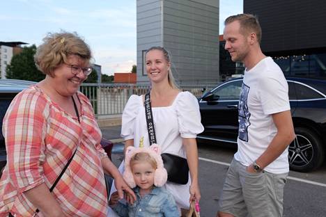 Anu Salminen (vas), Janina Salminen ja Nestori Salminen ovat tottuneet käyttämään Kupittaalla samaa parkkipaikkaa kuin aina ennenkin. Nelivuotiasta Viola Salmista ujostutti.