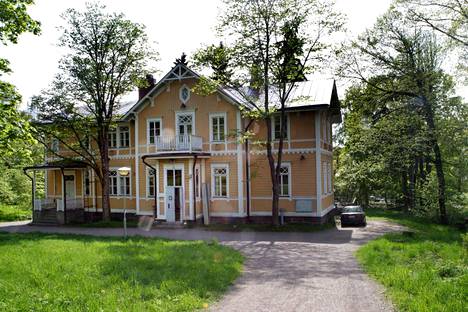 Pauligin huvila sijaitsee Sibeliuksen puistossa Taka-Töölössä.