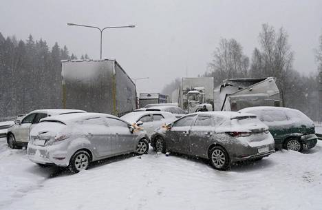 Tiistain ketjukolareissa Turunväylällä Espoossa oli mukana useita henkilöautoja ja raskaita ajoneuvoja.