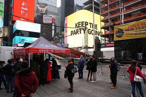 Kaupunkilaisia jonottamassa koronatestauspisteelle ennen Time Squaren uudenvuodentapahtumaa New Yorkissa torstaina.
