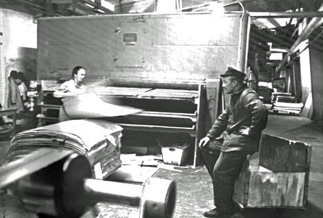 Kotkalaisen laatikkotehtaan koneet olivat jo pysähdyksissä, kun Tyyne Lehto työnsi viimeiset levyt kuivatusuuniin. Palopäällikkö Anssi Siltala varmisti. 