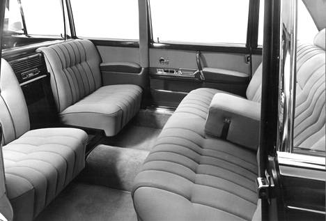Matkustamon istuimet voidaan järjestellä toivomusten mukaisesti. Pullman-malliin pystytään sijoittamaan kaksi apuistuinta siten, että tilapäismatkustajat istuvat joko kasvot menosuuntaan tai selkä menosuuntaan.