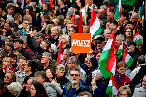 Fideszin kannattajia kokoontui Budapestin keskustaan Unkarin itsenäisyyspäivänä 15. maaliskuuta.