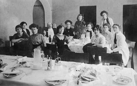 Hyvinkään parantolan palveluskuntaa ja potilaita ruokailemassa vuonna 1908.