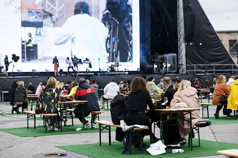 Elokuussa musiikkitapahtumia järjestetään poikkeusmenoin, sillä kävijöiden toivotaan nauttivan festivaalitunnelmasta pöytien ääressä, kuten Suvilahti Summer -tapahtumassa.