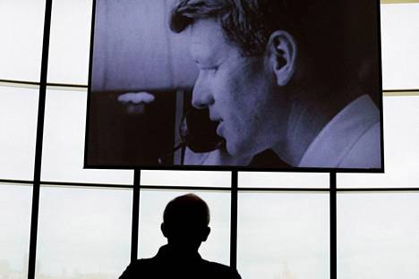 Näyttelyvierailija katsoi Robert F. Kennedystä tehtyä muistovideota John F. Kennedyn presidentillisessä museossa ja kirjastossa Massachusettsissa kesäkuussa 2018. 