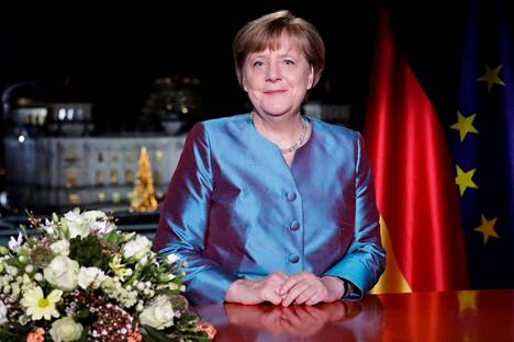 Saksan liittokansleri Angela Merkel uudenvuodenpuheensa kuvausten jälkeen perjantaina Berliinissä.