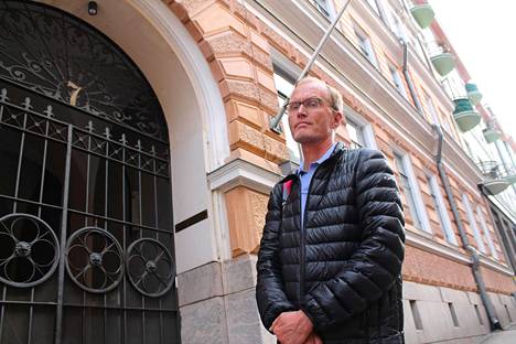 Erkki Vettenniemi seisoo Kruununhaassa Vironkatu 7:n edustalla. Hän luonnehtii paikkaa Suomen terrorismin pahamaineisimmaksi osoitteeksi. Siellä terroristit pitivät tukikohtaa suuressa monen huoneen asunnossa.