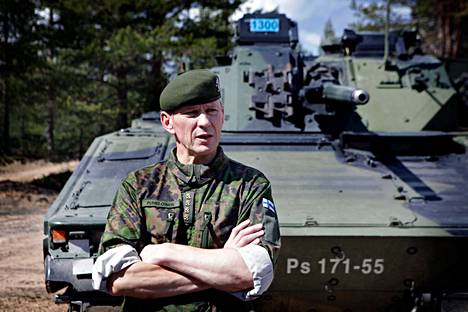Kenraali Puheloinen Maavoimien harjoituksessa Rovajärvellä vuonna 2012.