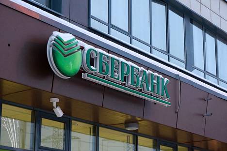 Sberbankin kyltti rakennuksen seinässä Pietarissa.