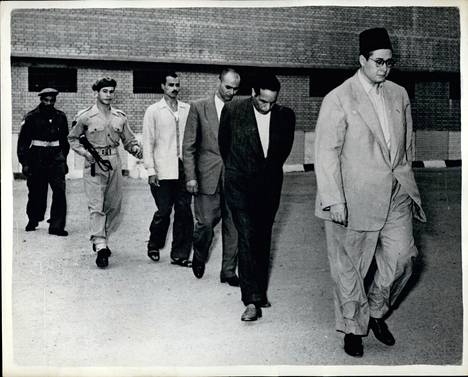 Muslimiveljeskunnan jäseniä joukkopidätyksessä Kairossa marraskuussa 1954. Kuvassa oleva organisaation siipi oli suunnitellut ainakin 160 Egyptin hallinnon jäsenen salamurhaa.