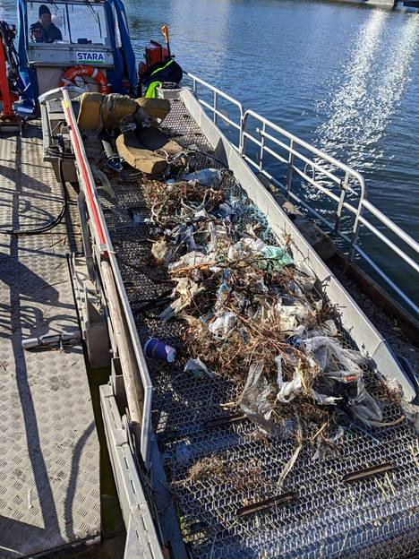 Helsingin rantavesistä nostetaan vuosittain noin 130 kuutiota roskia. Ruoholahden kanavasta löytyi vuoden 2020 huhtikuussa muoviroskaa ja tölkkejä.