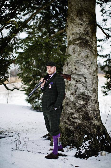 Riista-alan yrittäjä ja kartanon isäntä Heikki Sauvala käyttää fasaanijahdeissa englantilaistyyppistä tweed-asua. Siihen kuuluvat purppuranväriset polvisukat.