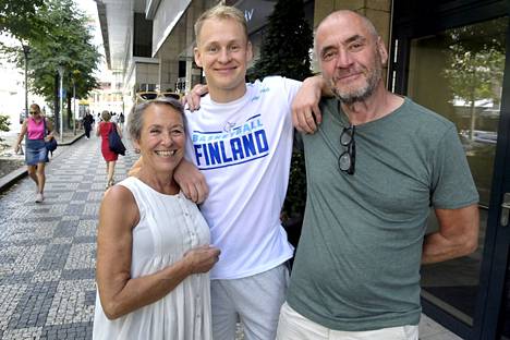 Sasu Salinin vanhemmat Ulla Hautajärvi ja Jussi Salin ovat kiertäneet poikansa koripalloturnauksissa ja otteluissa yli 20 vuoden ajan.